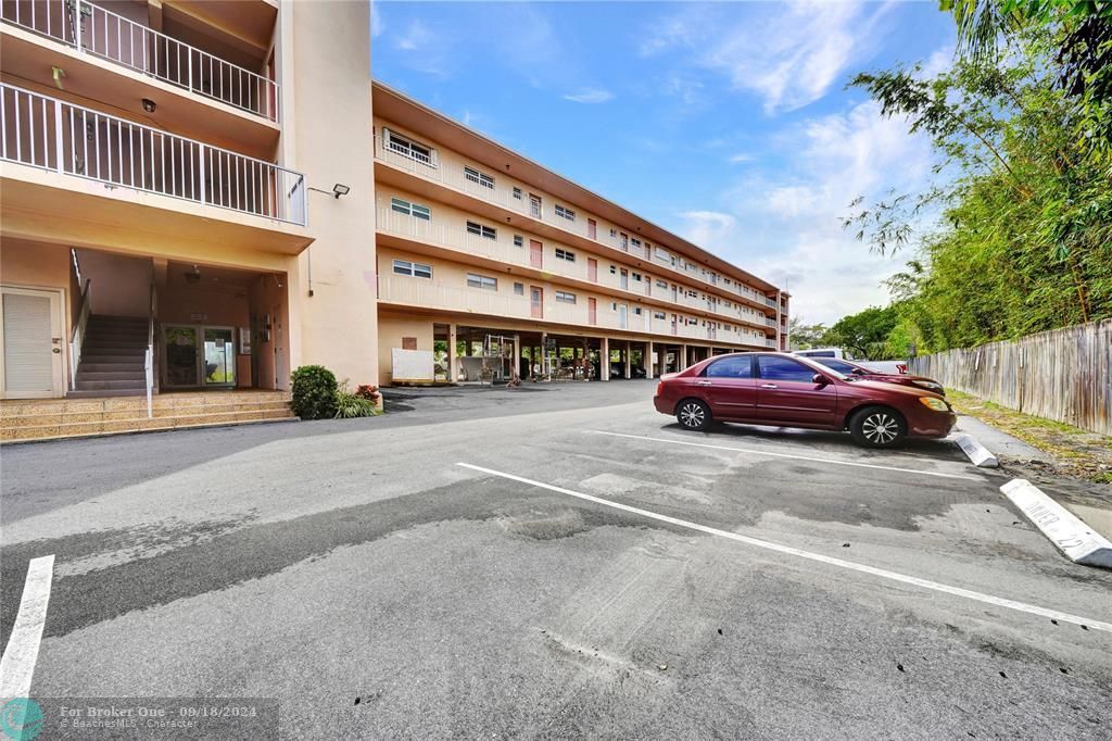 Active With Contract: $2,000 (1 beds, 1 baths, 610 Square Feet)