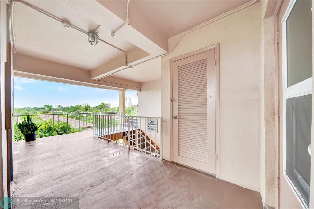 Active With Contract: $2,000 (1 beds, 1 baths, 610 Square Feet)