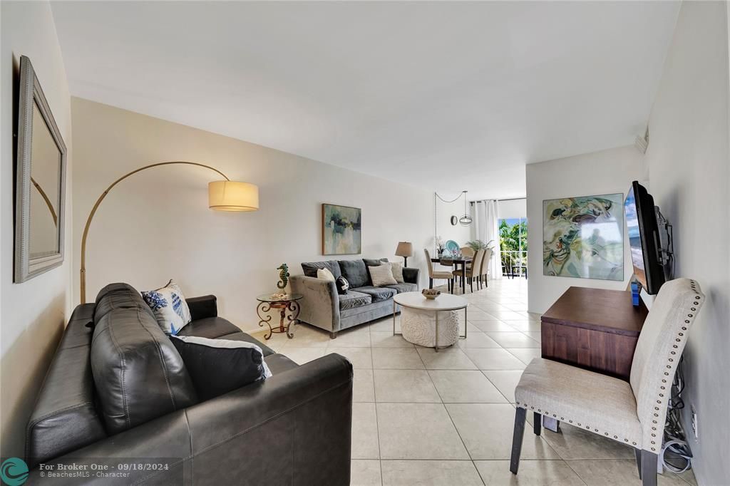 Active With Contract: $2,000 (1 beds, 1 baths, 610 Square Feet)