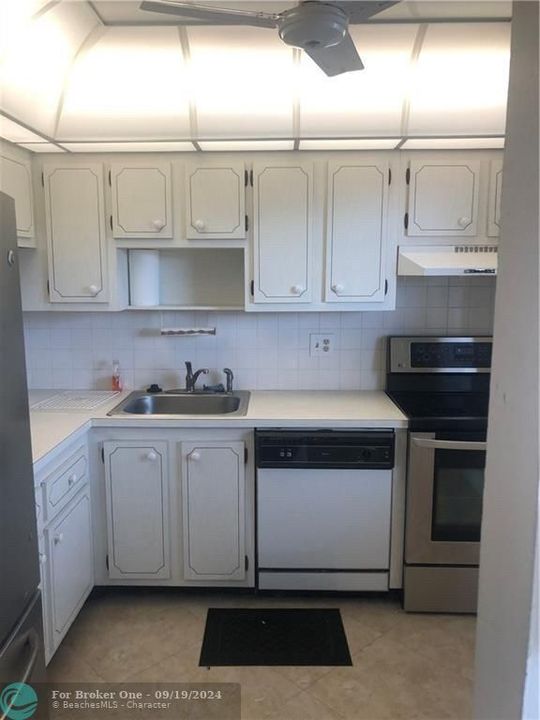 For Rent: $1,600 (2 beds, 2 baths, 930 Square Feet)