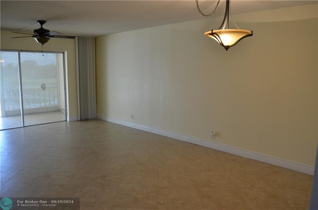 For Rent: $1,600 (2 beds, 2 baths, 930 Square Feet)