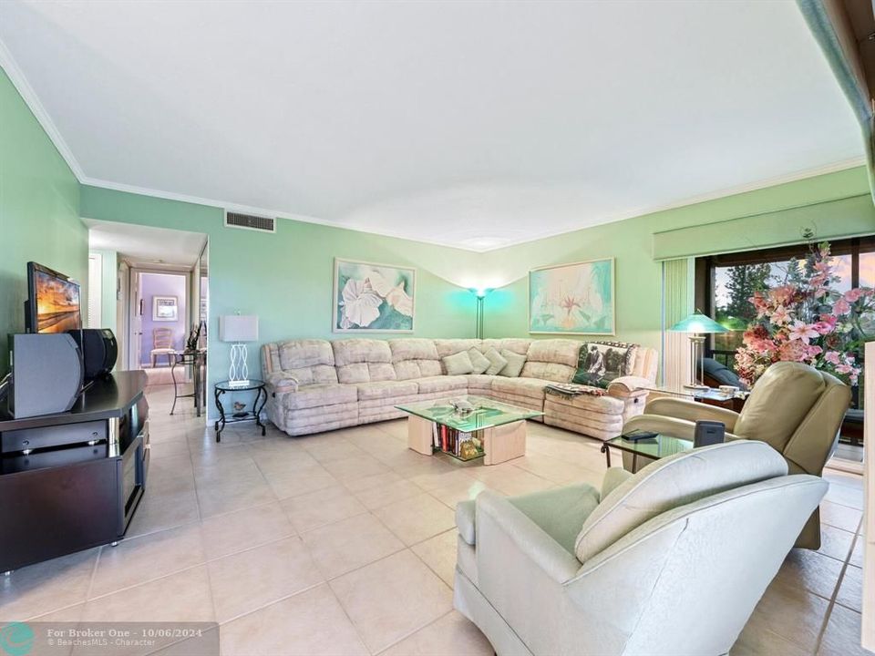 For Sale: $225,000 (2 beds, 2 baths, 1072 Square Feet)