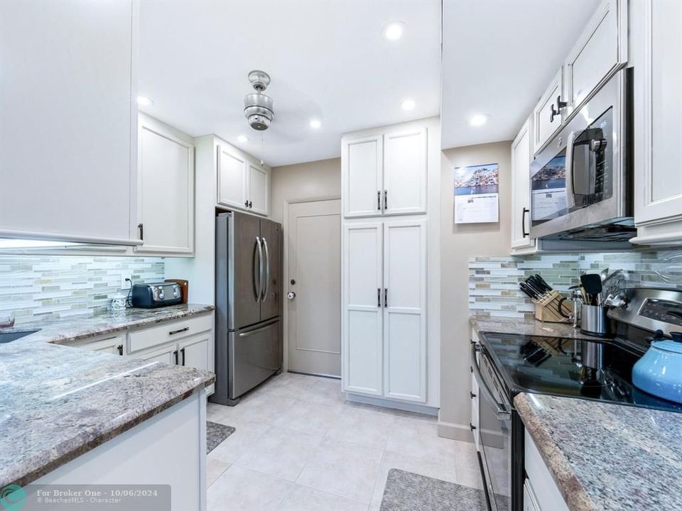 For Sale: $225,000 (2 beds, 2 baths, 1072 Square Feet)