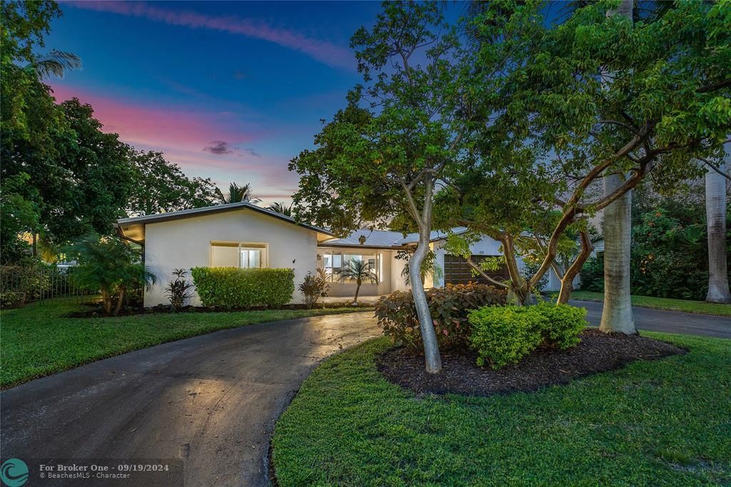 For Sale: $1,899,999 (3 beds, 2 baths, 1714 Square Feet)