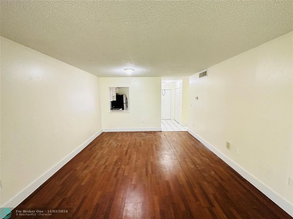 For Sale: $159,000 (1 beds, 1 baths, 730 Square Feet)