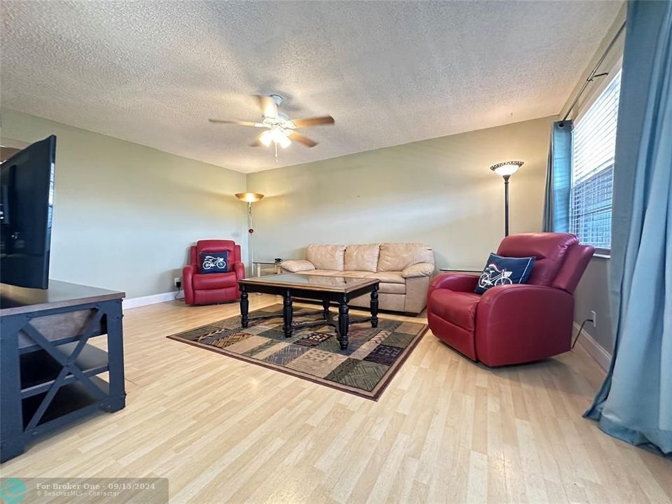 For Rent: $2,600 (2 beds, 1 baths, 828 Square Feet)