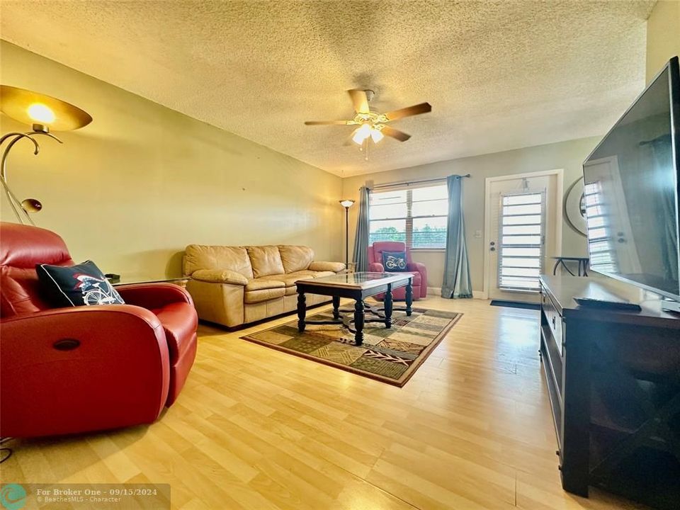 For Rent: $2,600 (2 beds, 1 baths, 828 Square Feet)