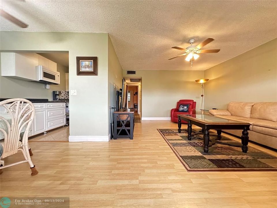 For Rent: $2,600 (2 beds, 1 baths, 828 Square Feet)