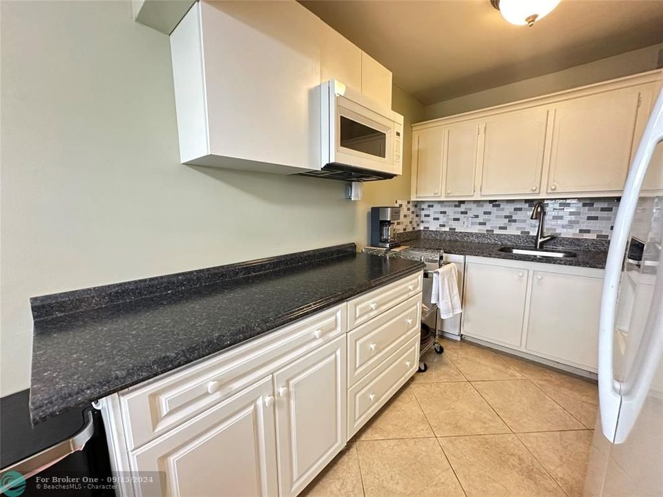 For Rent: $2,600 (2 beds, 1 baths, 828 Square Feet)