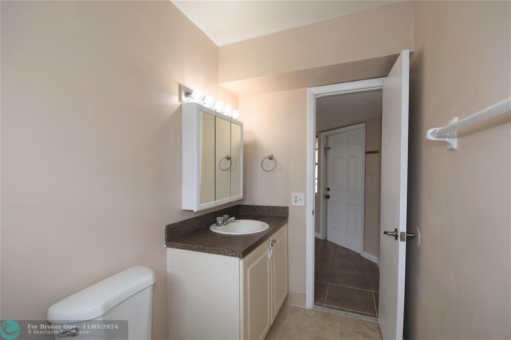 For Sale: $214,900 (1 beds, 2 baths, 805 Square Feet)