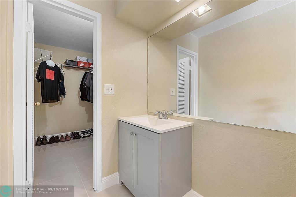 Active With Contract: $125,000 (2 beds, 1 baths, 624 Square Feet)