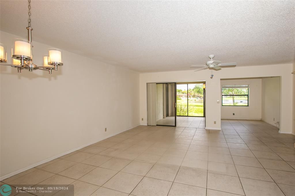 For Sale: $305,000 (2 beds, 2 baths, 1100 Square Feet)