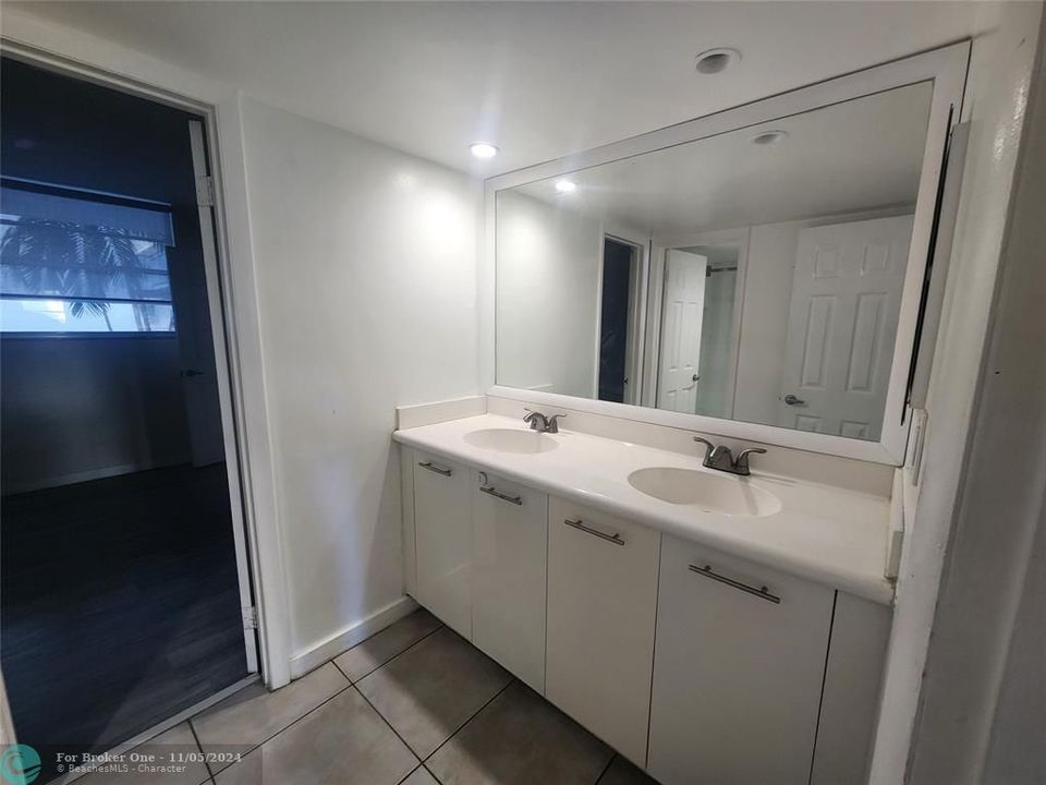 For Sale: $415,000 (2 beds, 1 baths, 926 Square Feet)