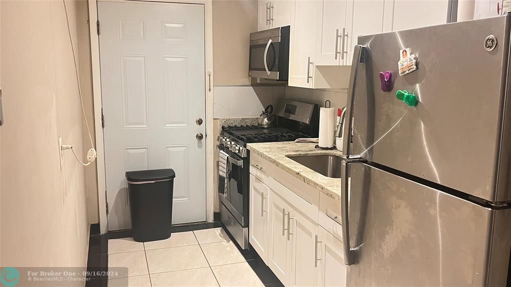 For Sale: $140,000 (1 beds, 1 baths, 715 Square Feet)