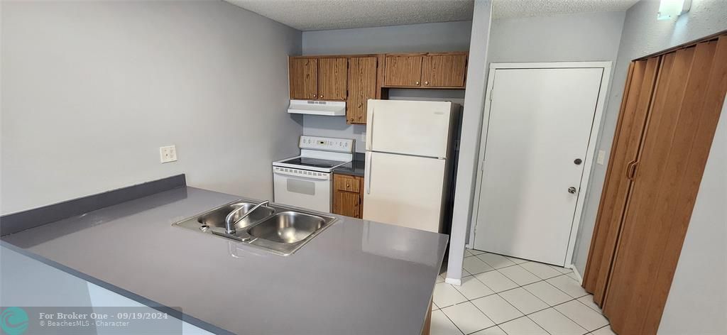 For Rent: $1,550 (1 beds, 1 baths, 606 Square Feet)