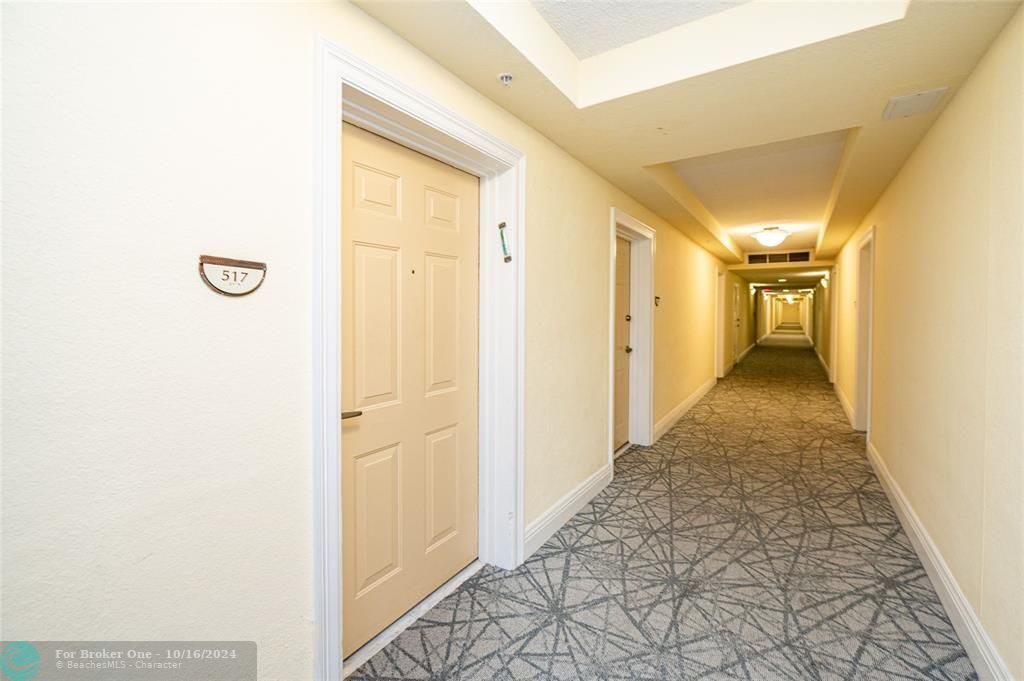 Active With Contract: $2,300 (1 beds, 1 baths, 835 Square Feet)