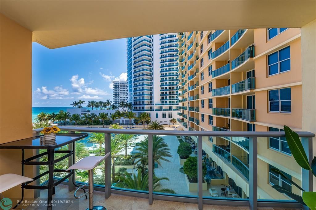 Active With Contract: $2,300 (1 beds, 1 baths, 835 Square Feet)