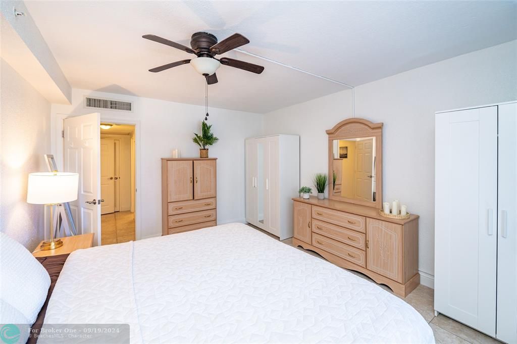 Active With Contract: $2,300 (1 beds, 1 baths, 835 Square Feet)