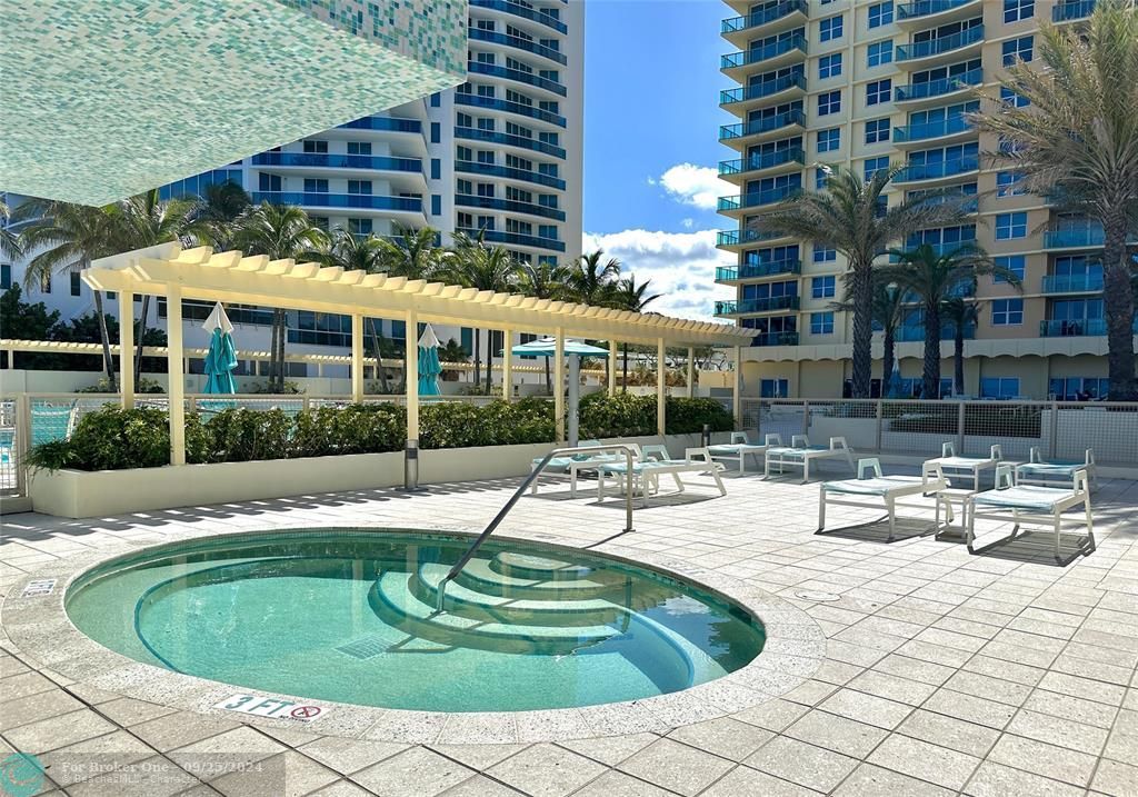 Active With Contract: $2,300 (1 beds, 1 baths, 835 Square Feet)