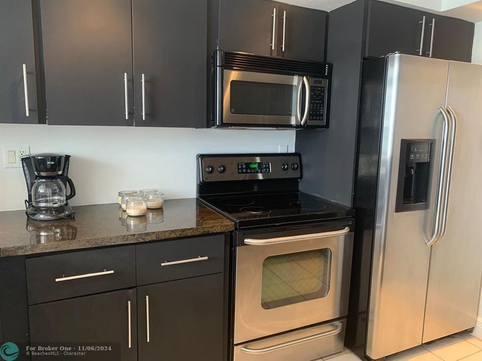 For Rent: $2,995 (1 beds, 1 baths, 920 Square Feet)