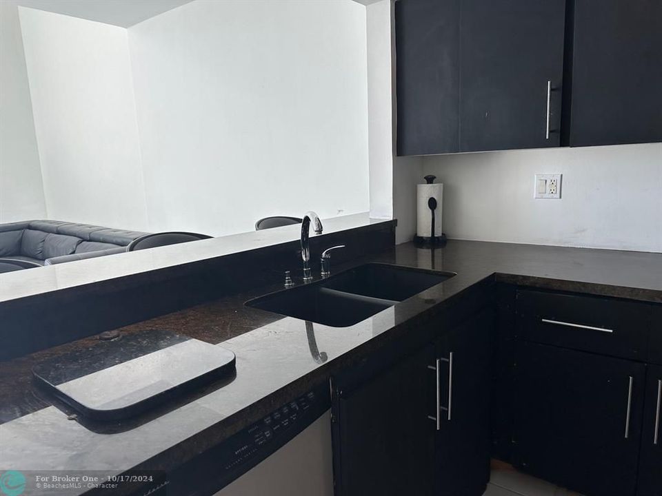 For Rent: $2,995 (1 beds, 1 baths, 920 Square Feet)