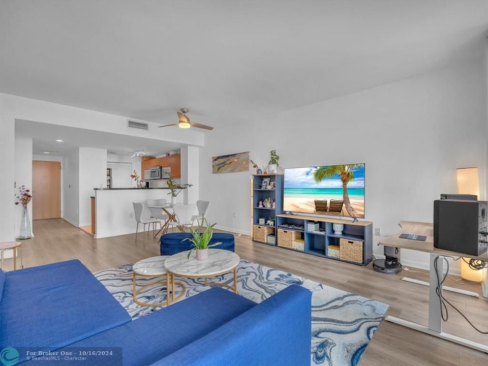 For Sale: $485,000 (1 beds, 1 baths, 802 Square Feet)