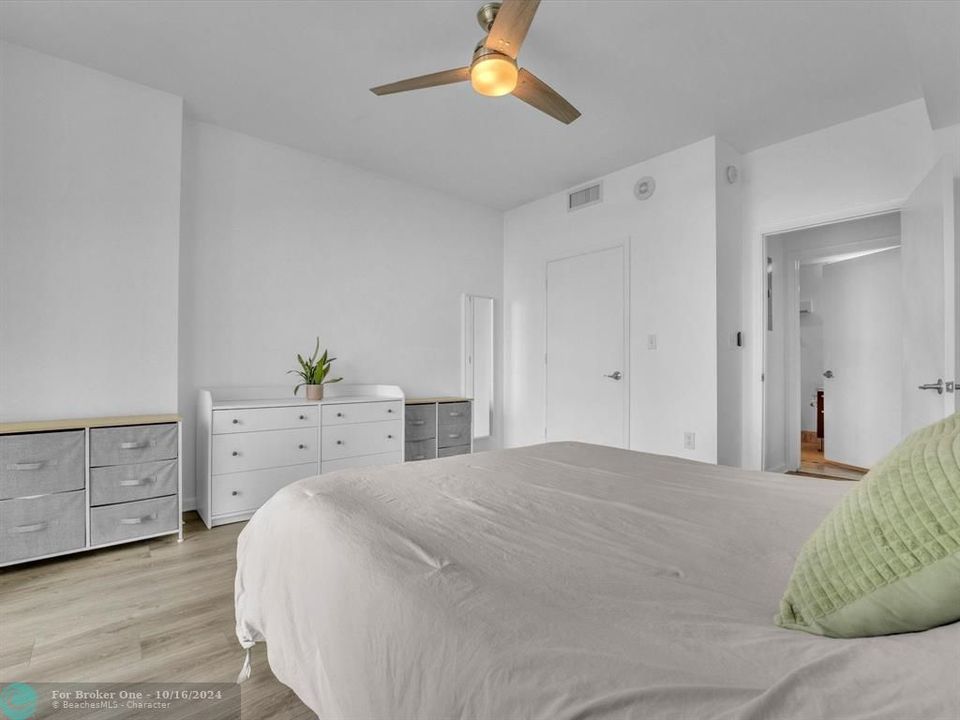 For Sale: $485,000 (1 beds, 1 baths, 802 Square Feet)