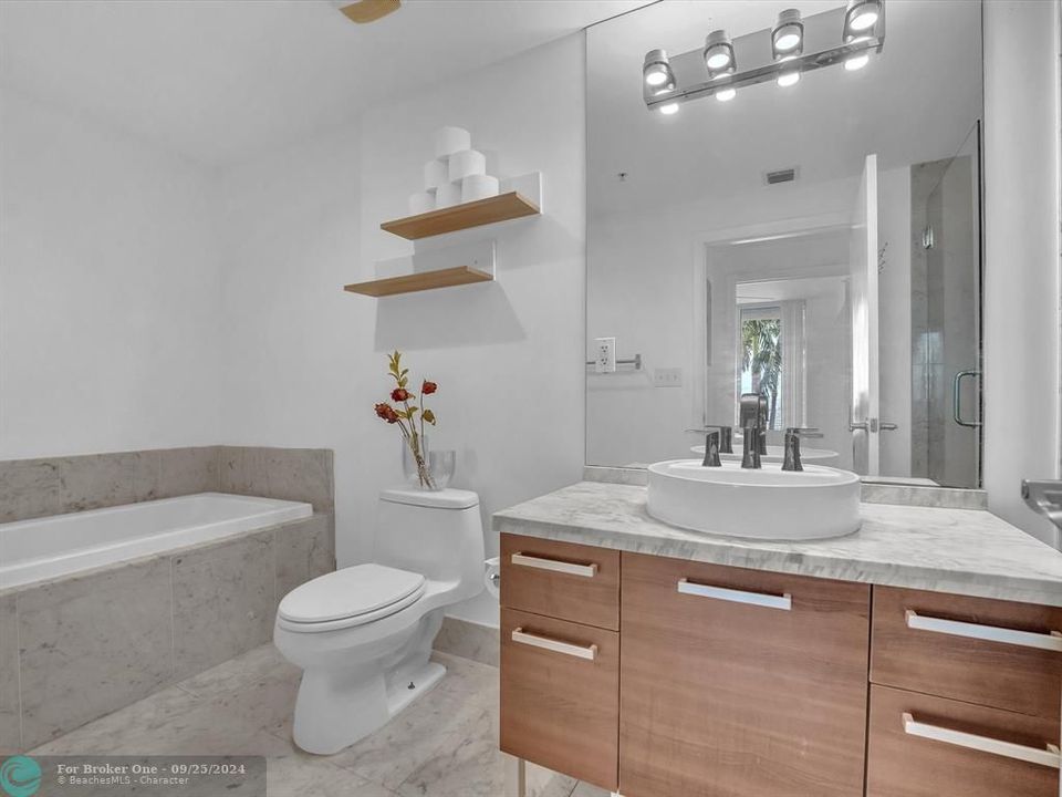 For Sale: $485,000 (1 beds, 1 baths, 802 Square Feet)