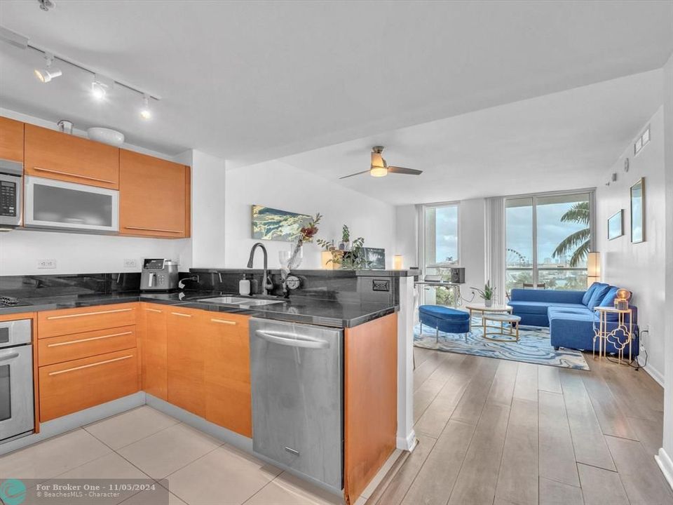 For Sale: $485,000 (1 beds, 1 baths, 802 Square Feet)