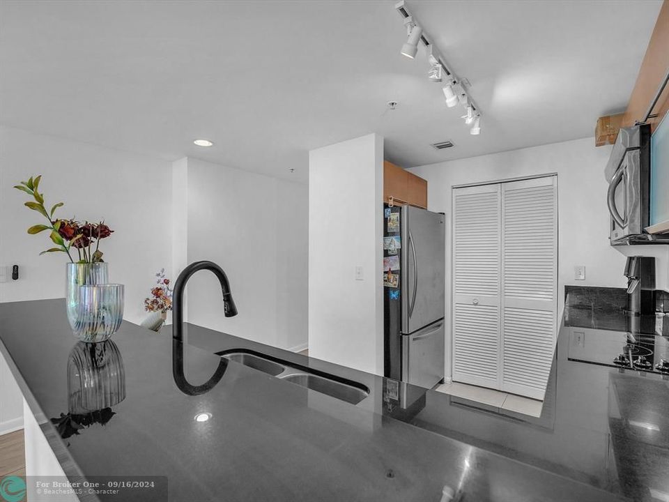 For Sale: $485,000 (1 beds, 1 baths, 802 Square Feet)