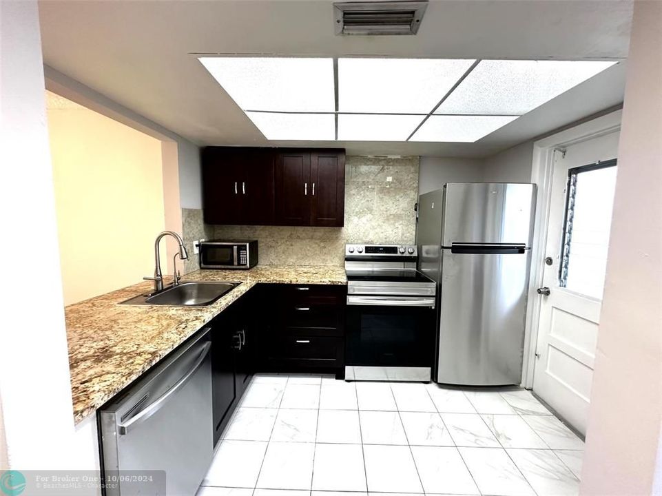 Active With Contract: $184,990 (2 beds, 2 baths, 1100 Square Feet)