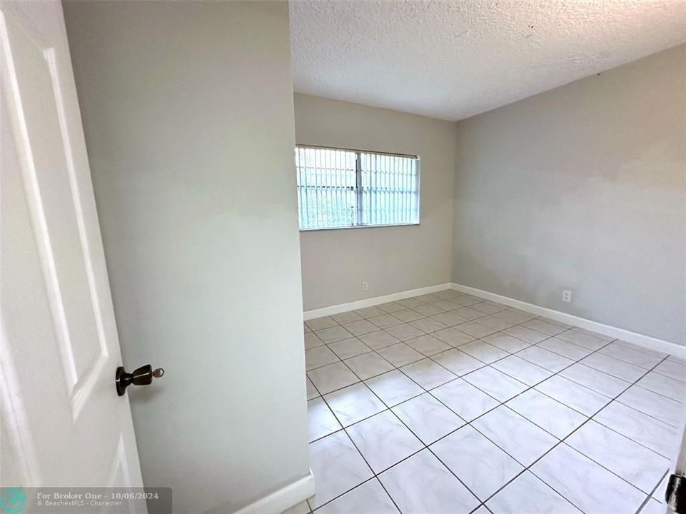 Active With Contract: $184,990 (2 beds, 2 baths, 1100 Square Feet)