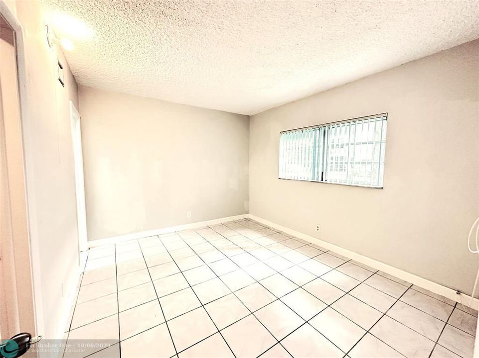 Active With Contract: $184,990 (2 beds, 2 baths, 1100 Square Feet)