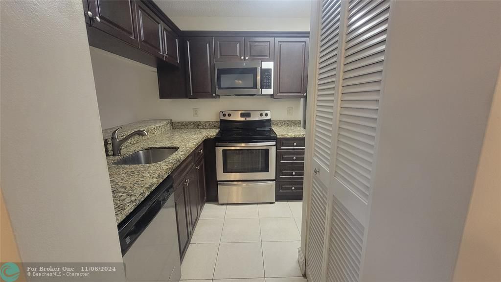 Active With Contract: $1,700 (1 beds, 1 baths, 800 Square Feet)