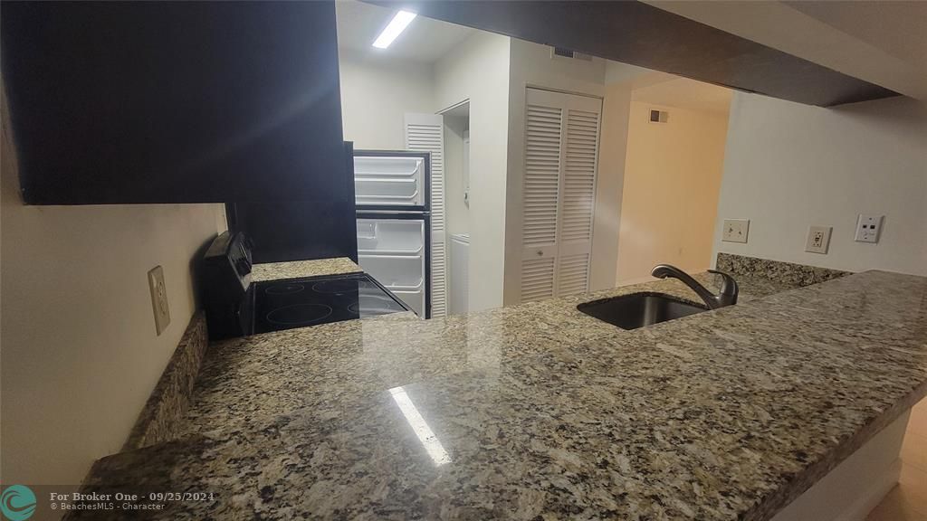 Active With Contract: $1,700 (1 beds, 1 baths, 800 Square Feet)