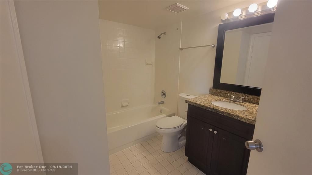 Active With Contract: $1,700 (1 beds, 1 baths, 800 Square Feet)