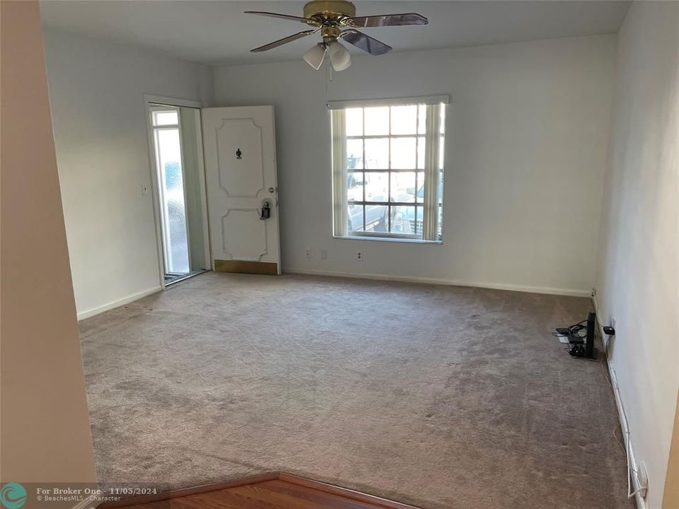 For Rent: $1,800 (2 beds, 1 baths, 950 Square Feet)