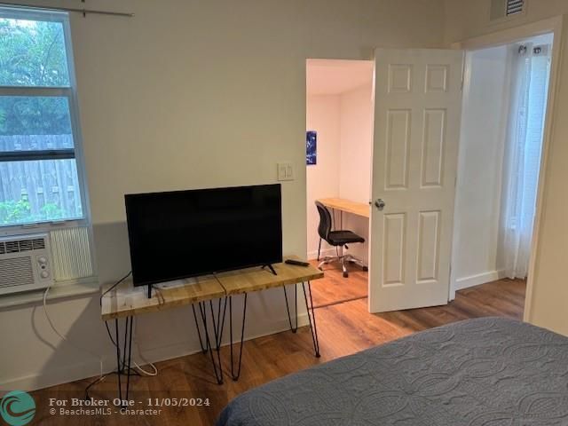 For Sale: $2,400 (1 beds, 1 baths, 500 Square Feet)