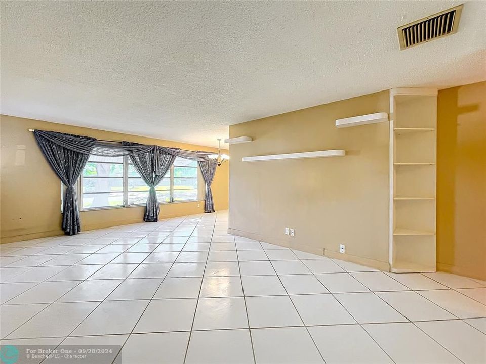 For Sale: $190,000 (1 beds, 2 baths, 1046 Square Feet)