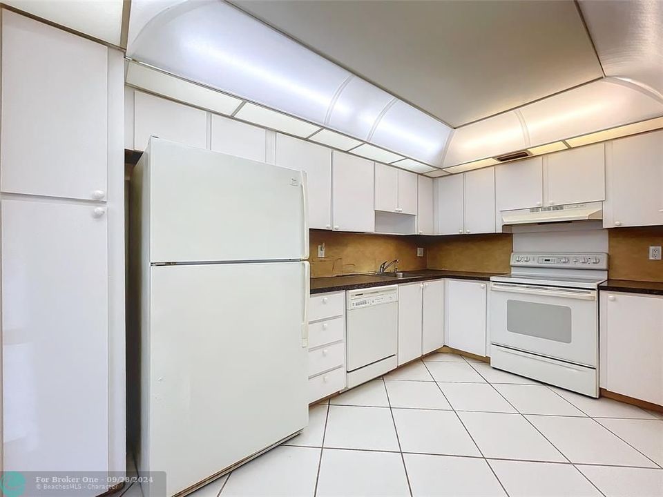 For Sale: $190,000 (1 beds, 2 baths, 1046 Square Feet)