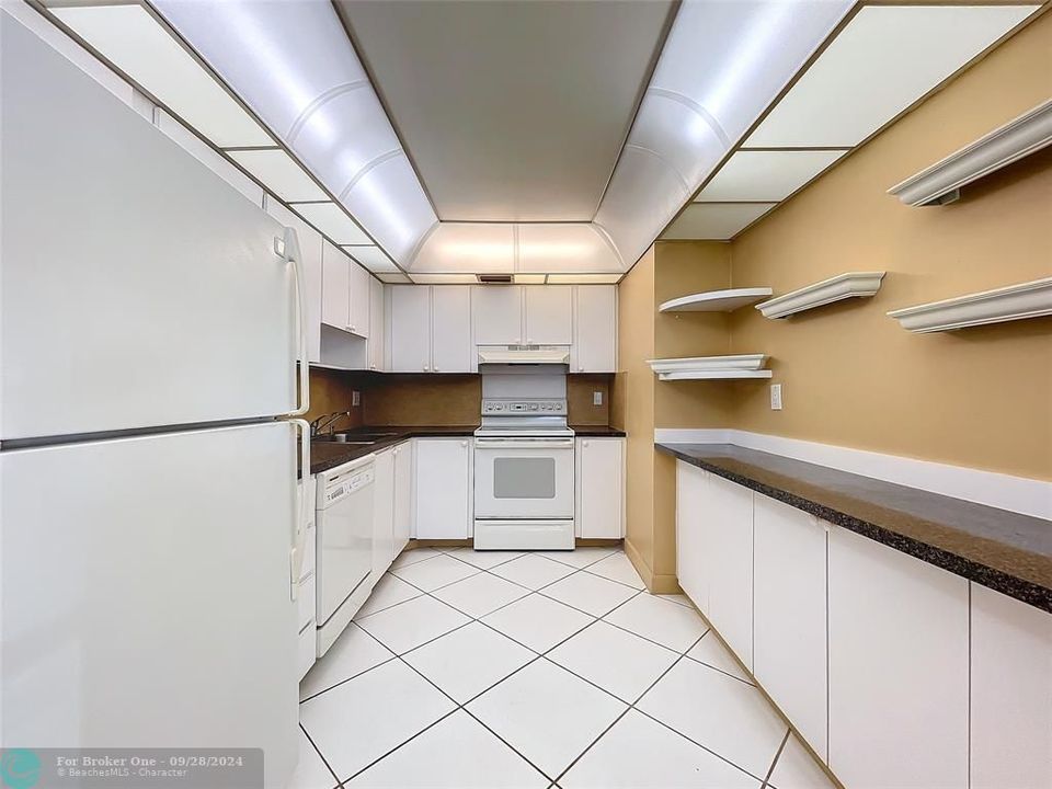 For Sale: $190,000 (1 beds, 2 baths, 1046 Square Feet)