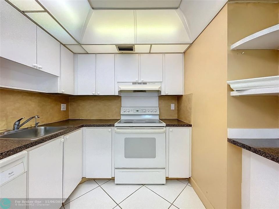 For Sale: $190,000 (1 beds, 2 baths, 1046 Square Feet)