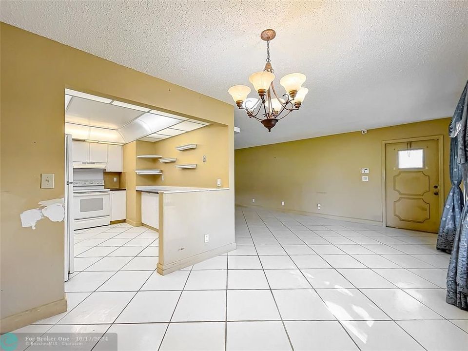 For Sale: $190,000 (1 beds, 2 baths, 1046 Square Feet)