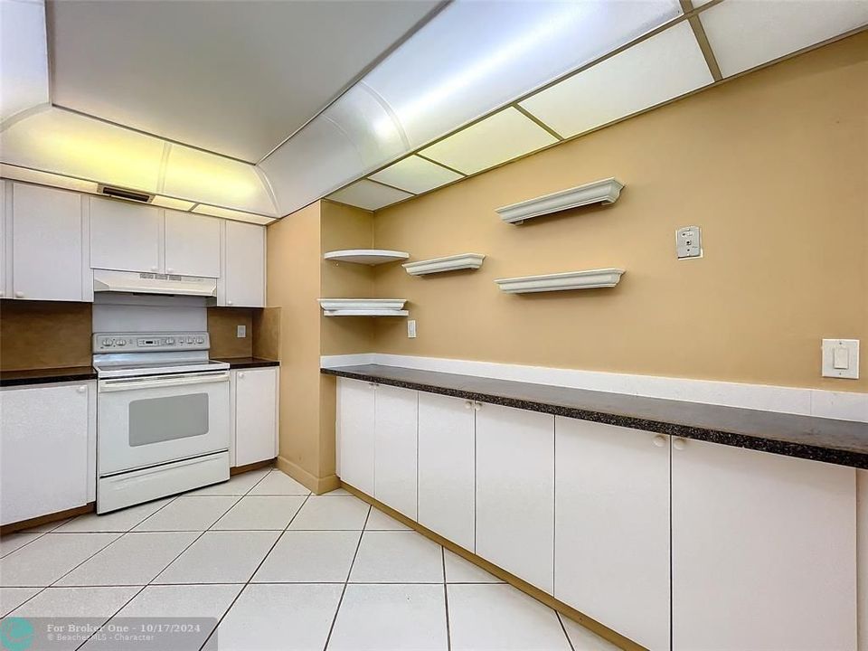 For Sale: $190,000 (1 beds, 2 baths, 1046 Square Feet)