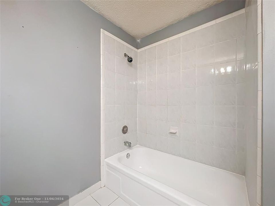 For Sale: $190,000 (1 beds, 2 baths, 1046 Square Feet)