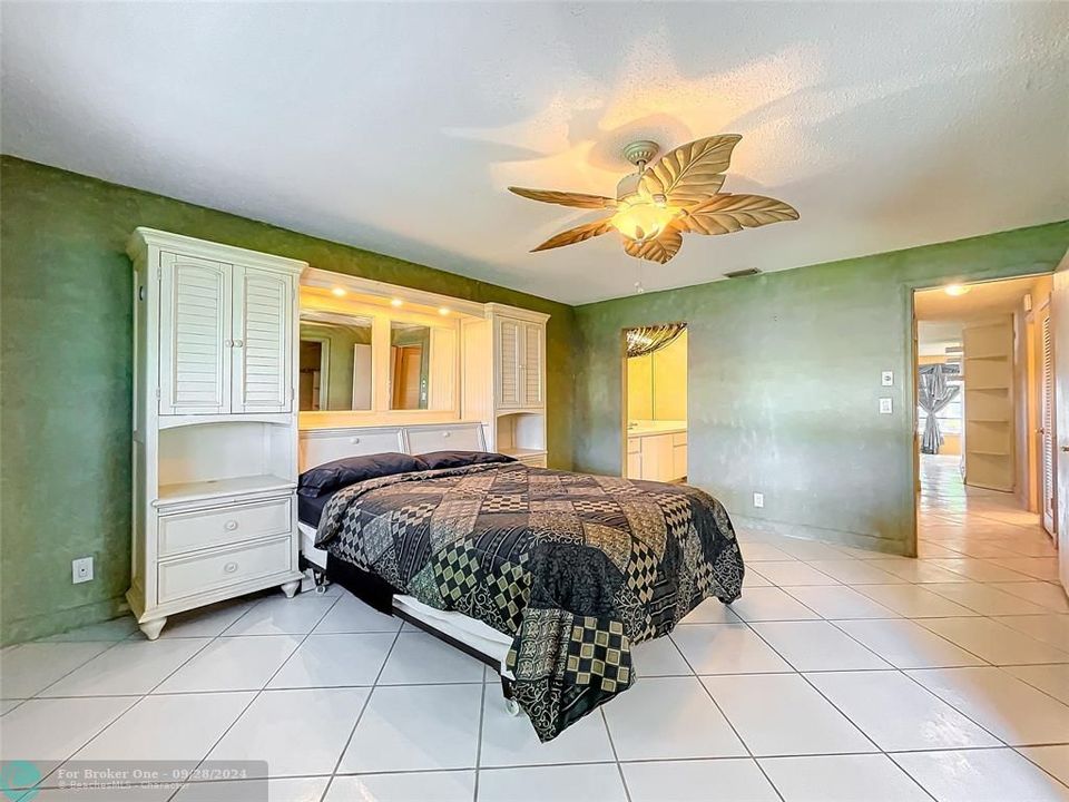 For Sale: $190,000 (1 beds, 2 baths, 1046 Square Feet)