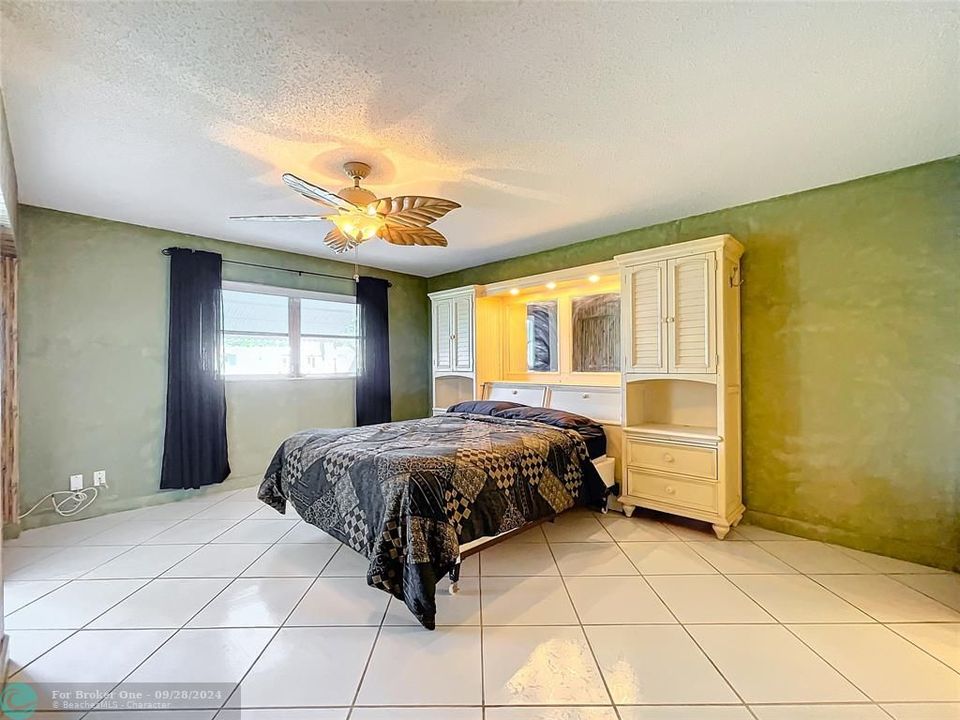 For Sale: $190,000 (1 beds, 2 baths, 1046 Square Feet)