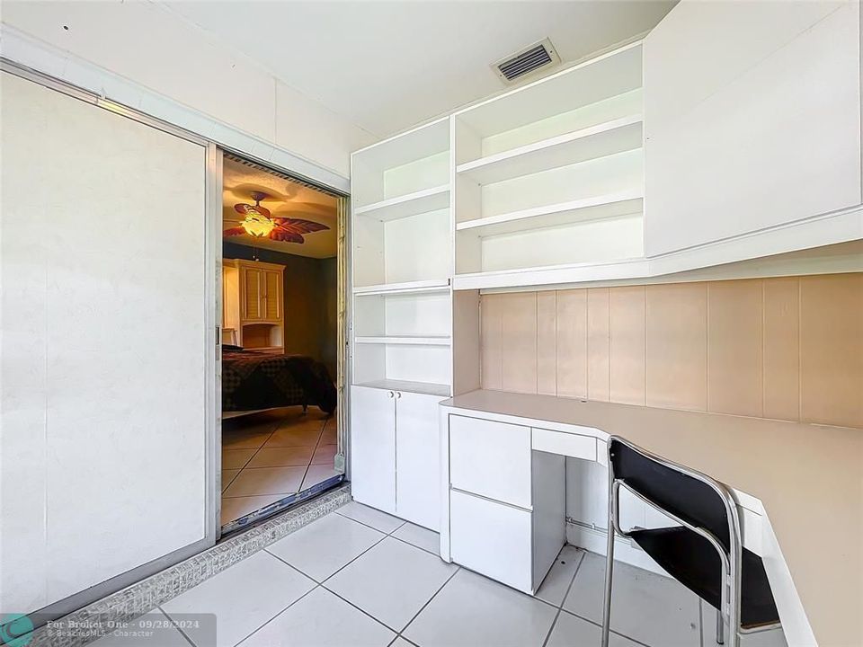 For Sale: $190,000 (1 beds, 2 baths, 1046 Square Feet)