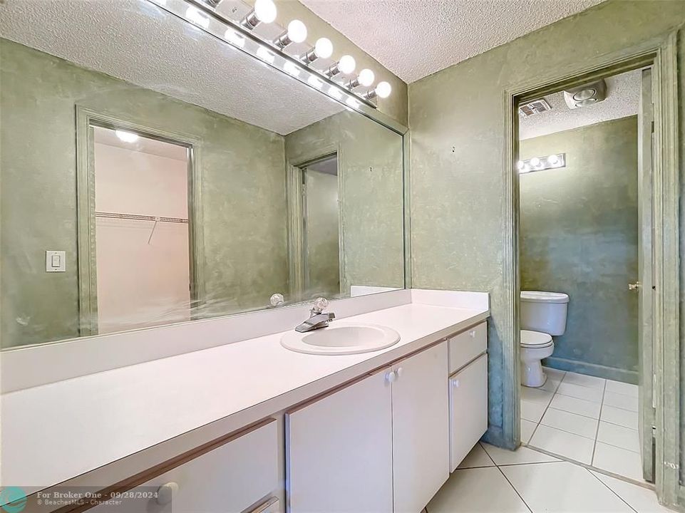 For Sale: $190,000 (1 beds, 2 baths, 1046 Square Feet)