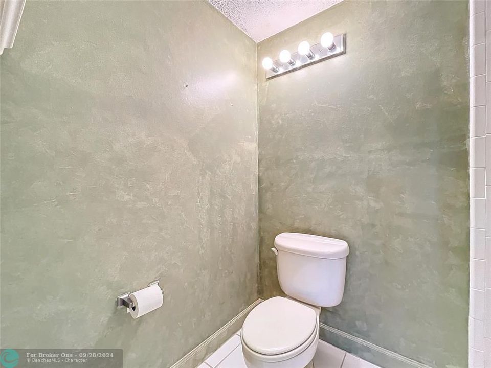 For Sale: $190,000 (1 beds, 2 baths, 1046 Square Feet)